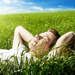bilde av gutt som ligger i gresset